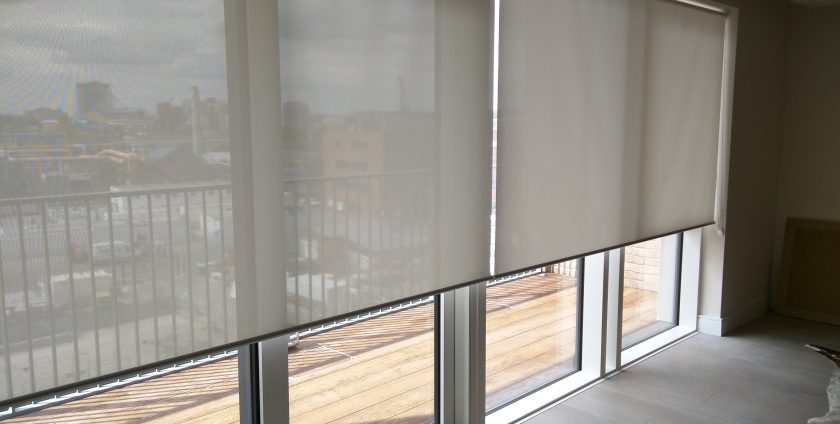 Kỹ thuật viên đo kích thước cửa kính làm rèm cuốn