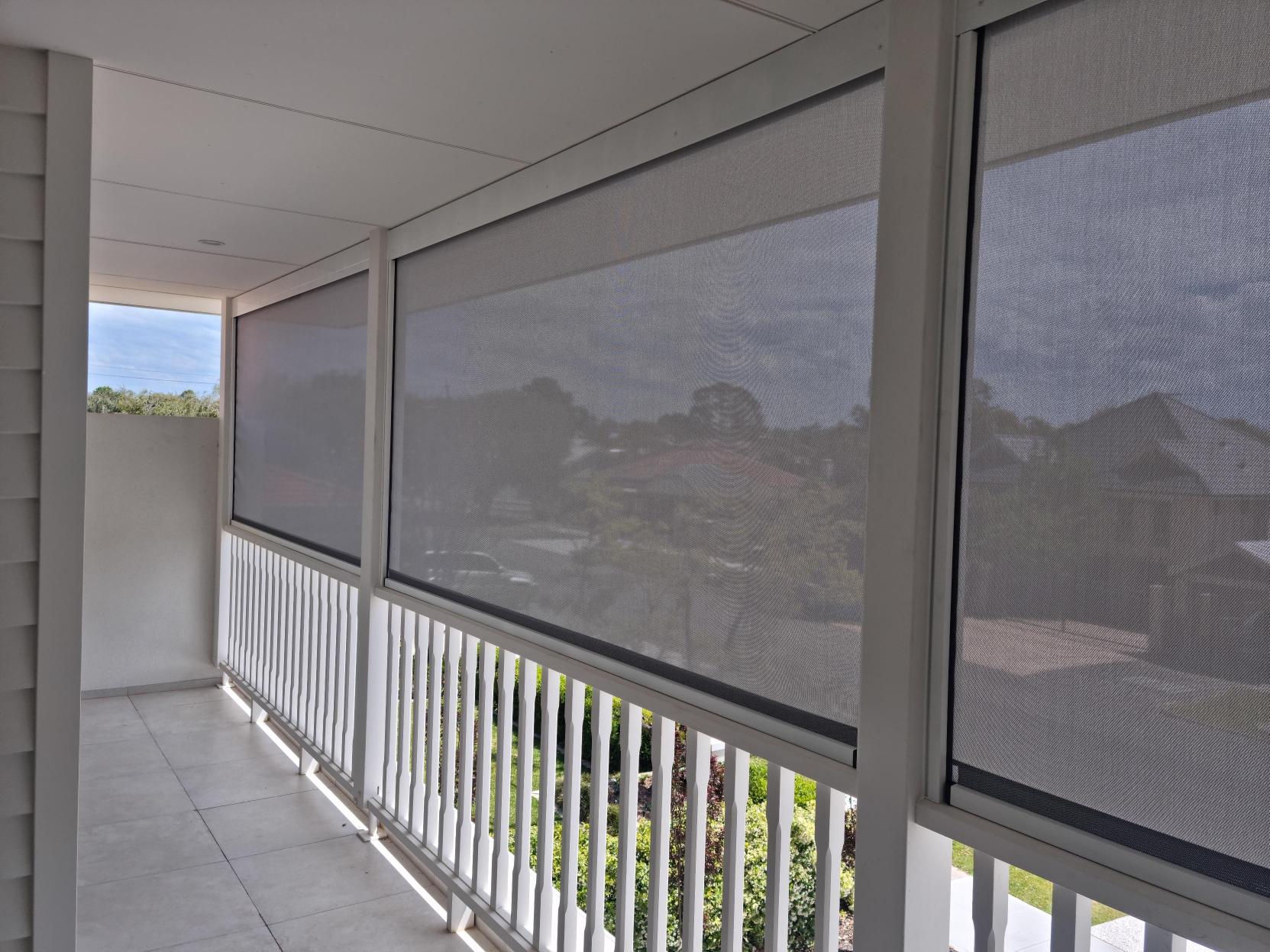 Lắp đặt rèm Zipscreen ngoài trời cho quán cà phê