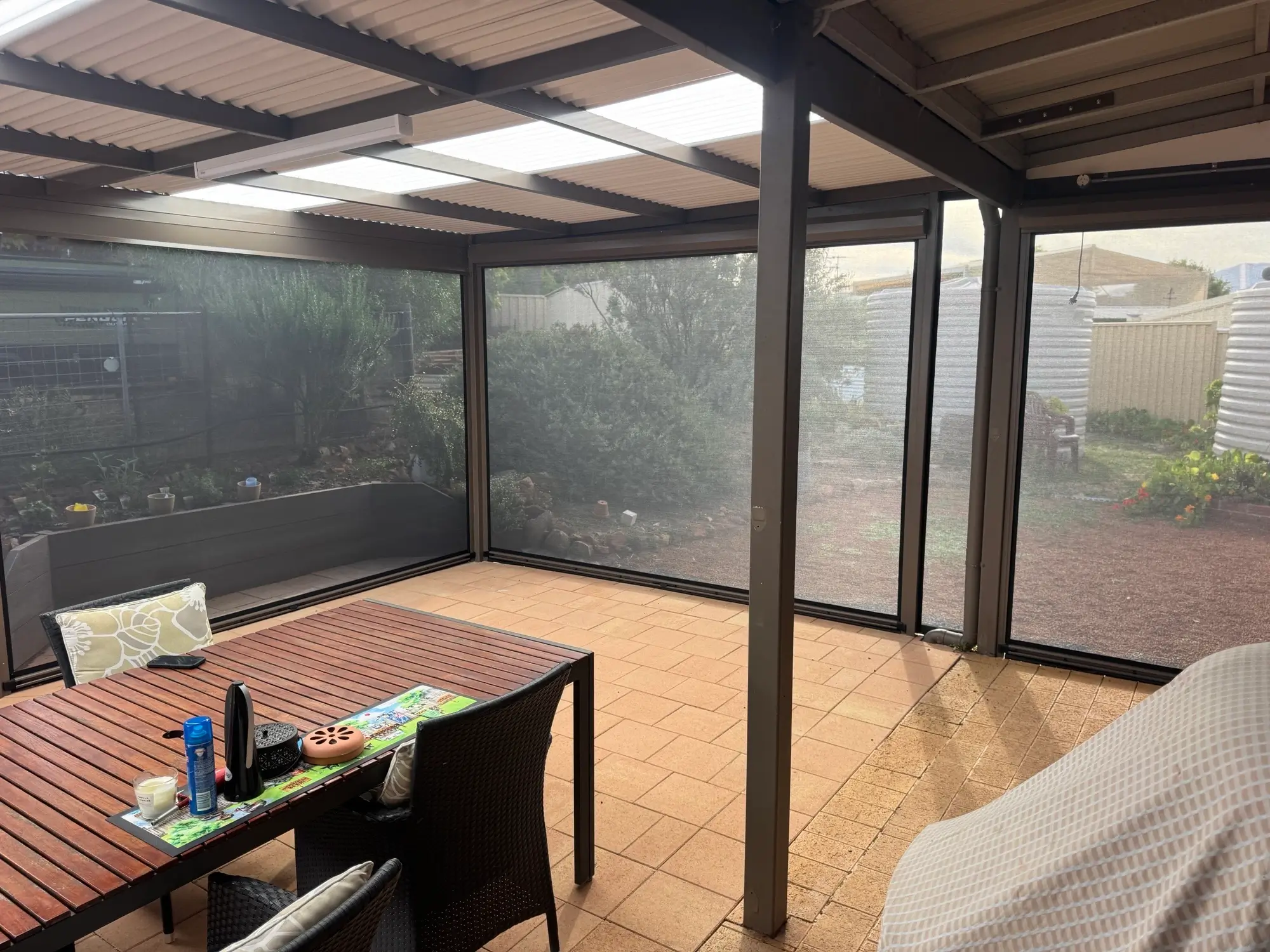 Rèm Zipscreen chống tia UV và mưa nhẹ ngoài trời