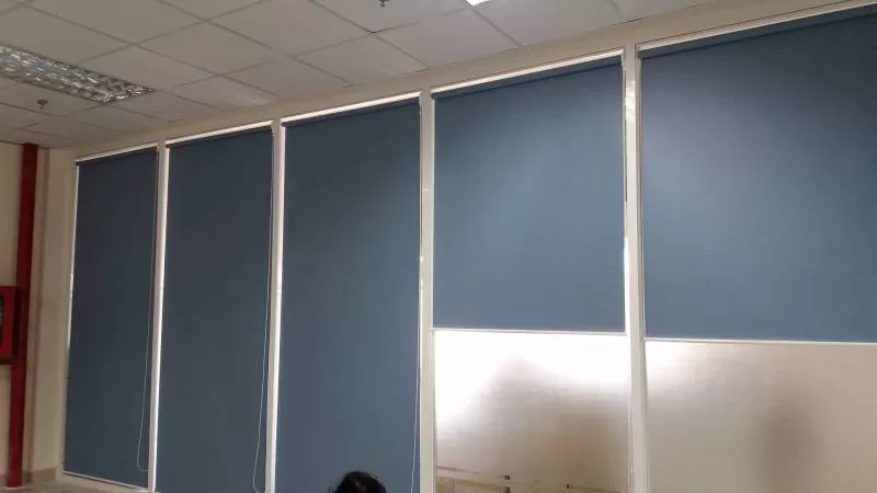 Rèm cuốn cho ô kính lớn trong không gian hiện đại