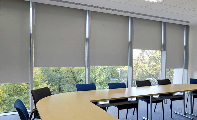 Rèm cuốn cửa kính khổ rộng cho văn phòng