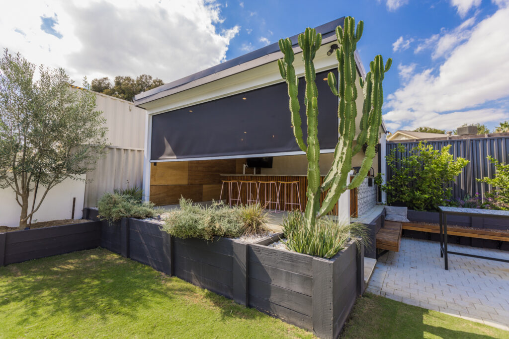 Rèm ngoài trời phù hợp quán cà phê tạo không gian thoáng mát