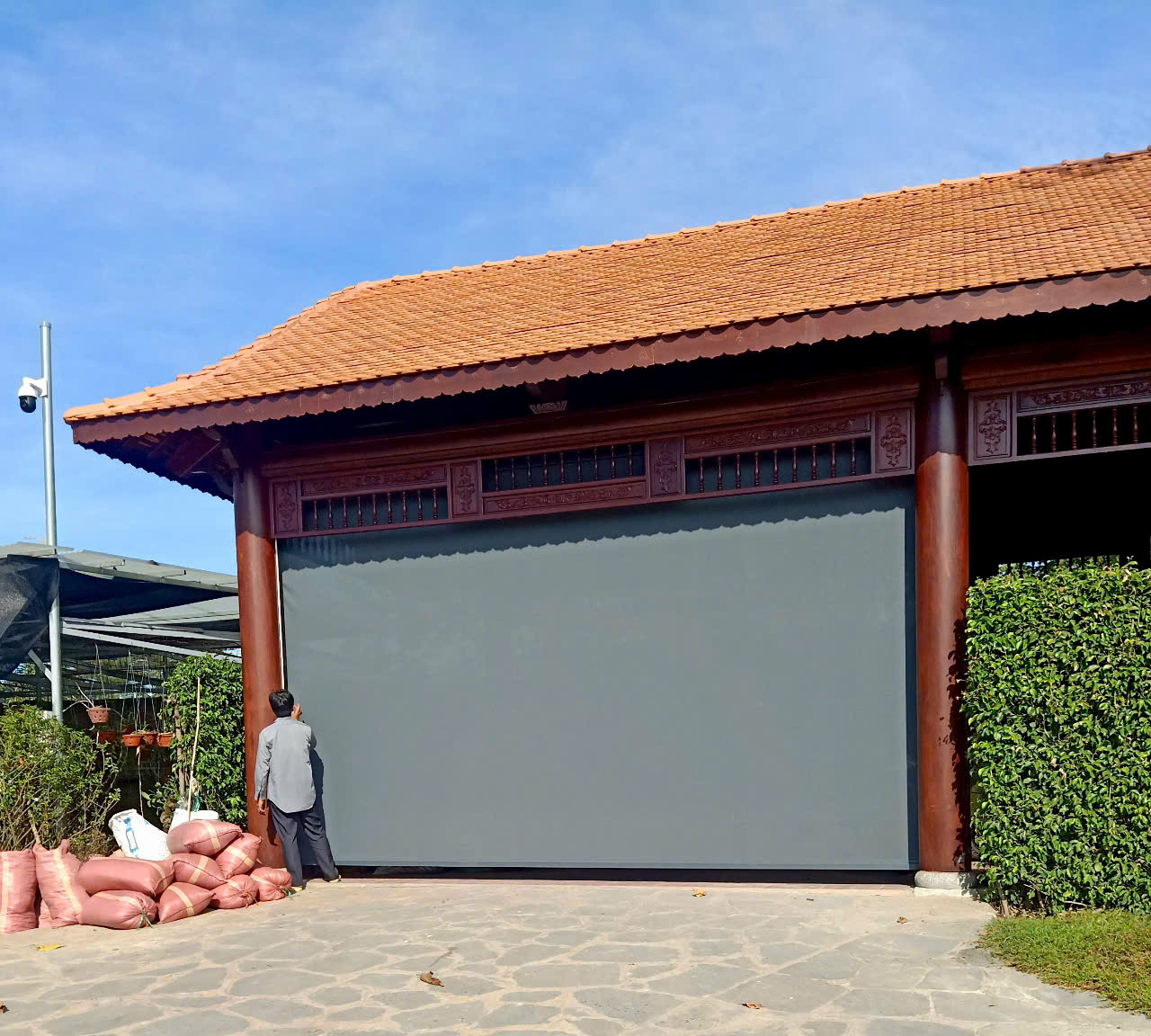 Tìm hiểu rèm ngoài trời giá bao nhiêu theo diện tích