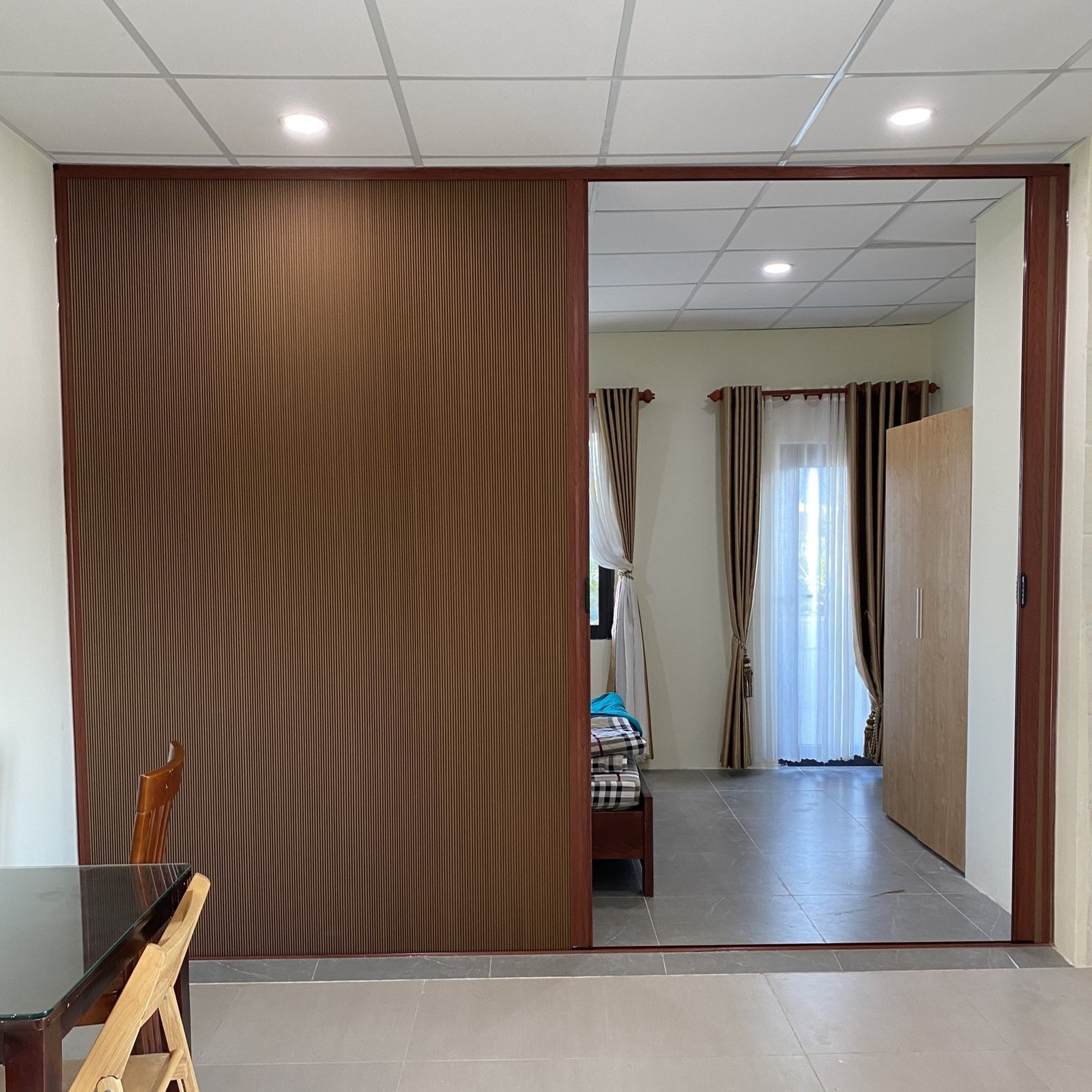 Rèm ngăn phòng ray âm trần tăng tính thẩm mỹ