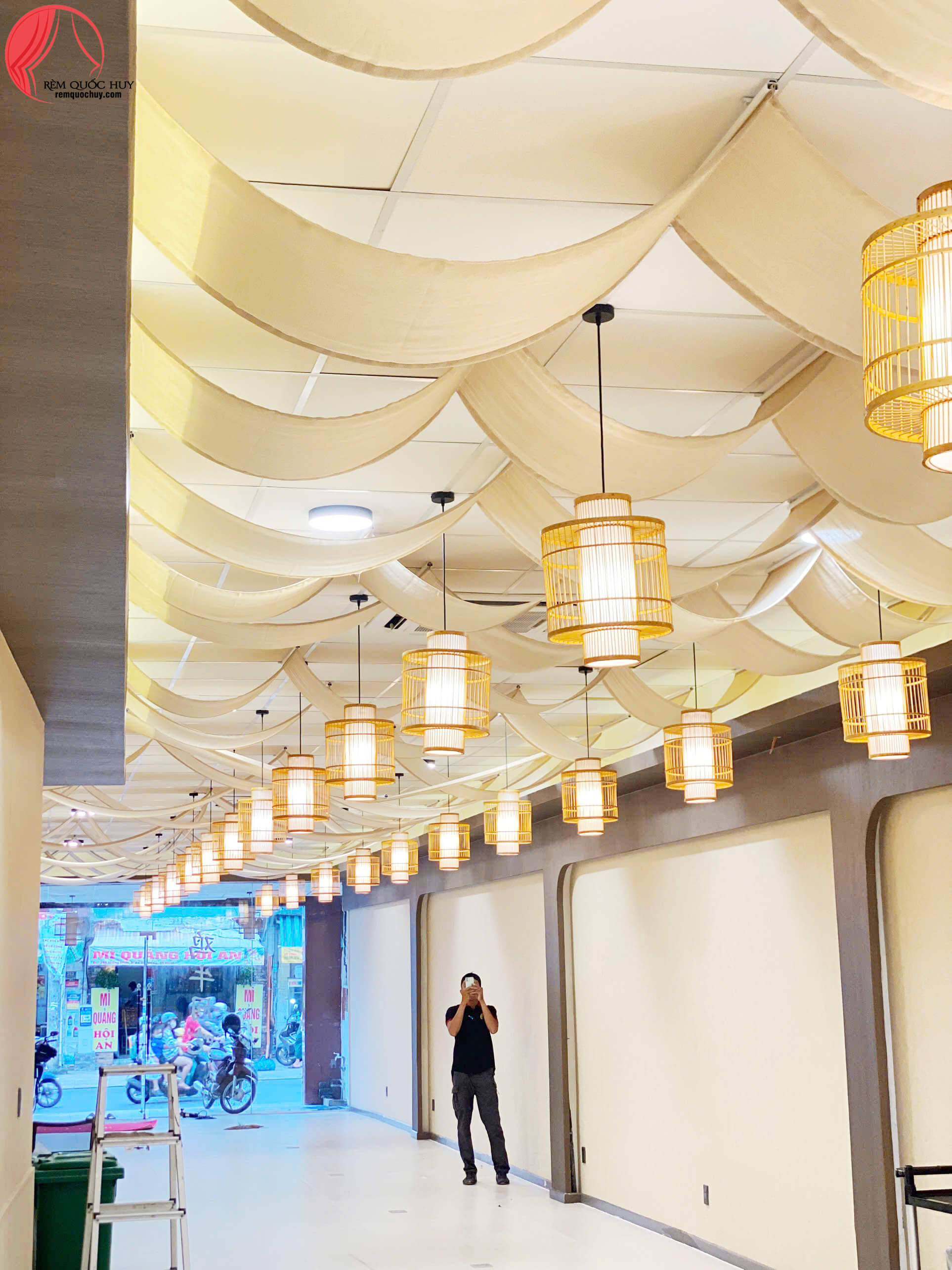 Thi công rèm trần lượn sóng nhà hàng Trung Hoa với thiết kế decor độc đáo Thi công rèm trần lượn sóng nhà hàng Trung Hoa với thiết kế decor độc đáo