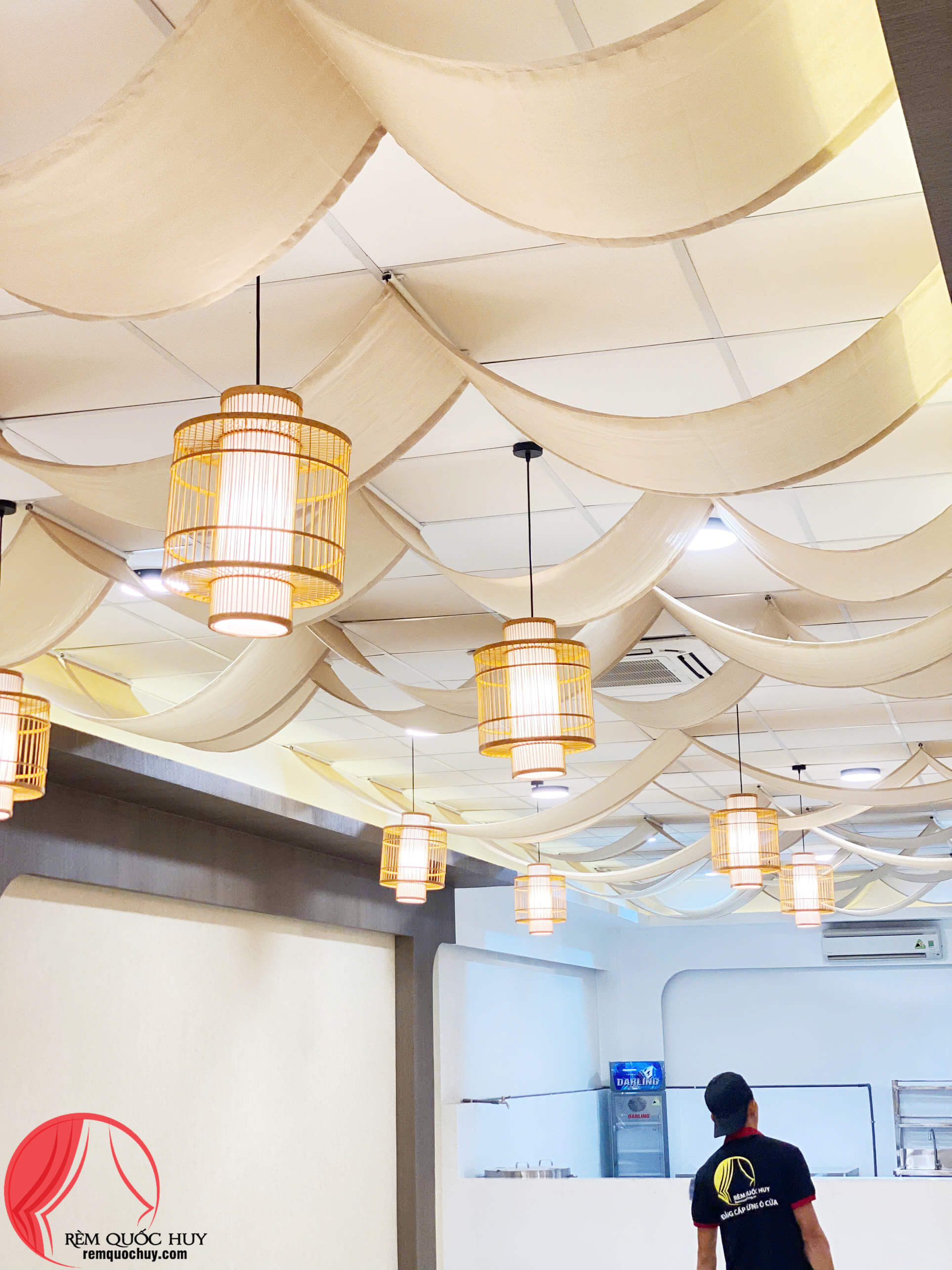 Mẫu rèm trần lượn sóng nhà hàng Trung Hoa tạo điểm nhấn sang trọng cho không gian Mẫu rèm trần lượn sóng nhà hàng Trung Hoa tạo điểm nhấn sang trọng cho không gian