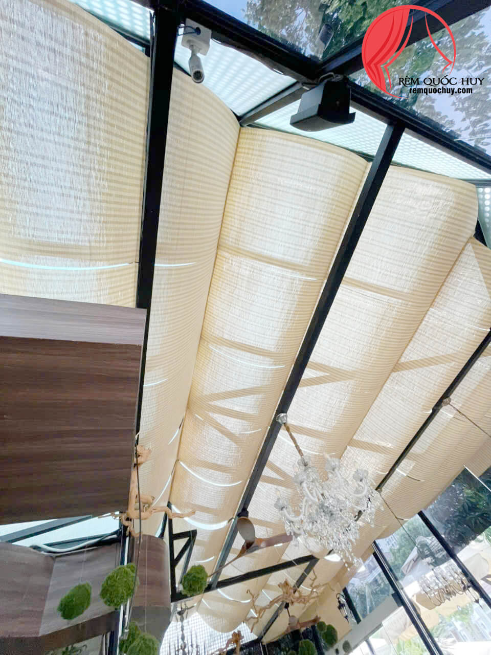 Mẫu rèm tre decor trần nhà kính tự nhiên tại TP.HCM Mẫu rèm tre decor trần nhà kính tự nhiên tại TP.HCM