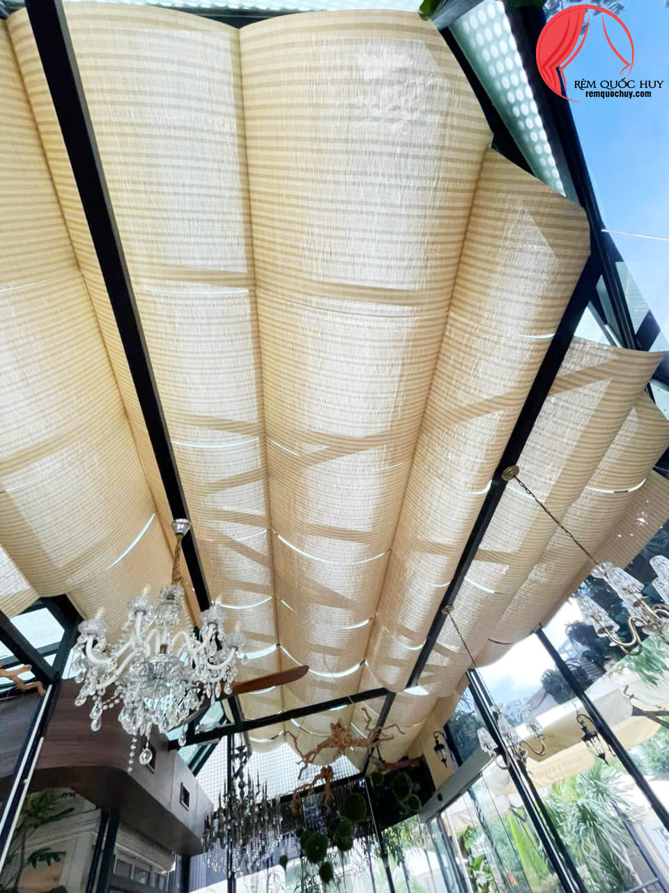 Rèm tre treo trần decor nhà kính Rèm Quốc Huy sản xuất thi công Rèm tre treo trần decor nhà kính Rèm Quốc Huy sản xuất thi công