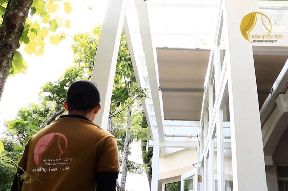 Có nên lắp rèm giếng trời tự động không cho biệt thự có mái kính lớn