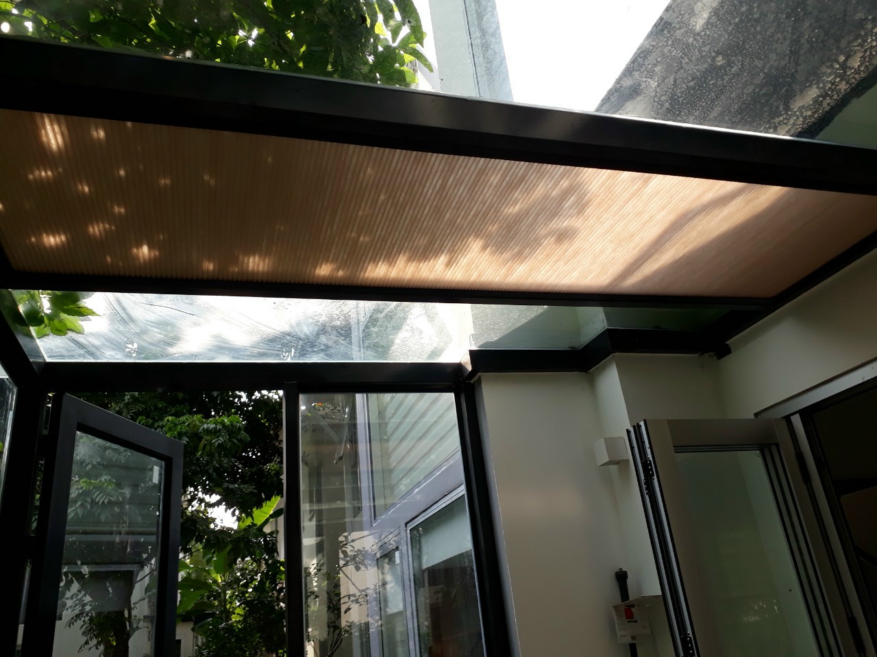 Hệ thống rèm tự động giếng trời showroom hiện đại