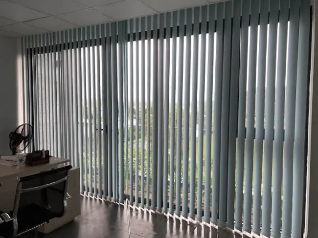 Lắp đặt rèm tự động showroom cho mặt tiền kính và không gian triển lãm