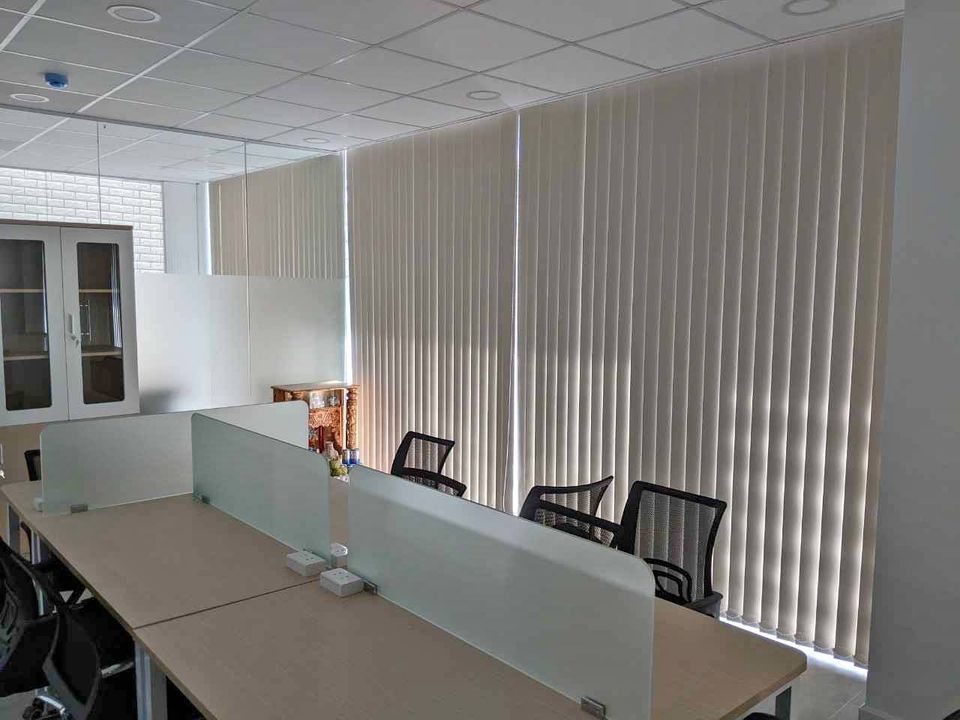 Lắp đặt rèm vải cửa sổ chạy điện cho ô cửa căn hộ hiện đại
