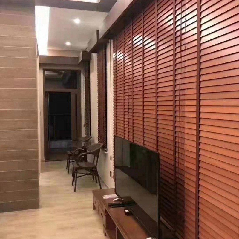 Rèm sáo gỗ tự động điều chỉnh ánh sáng tại cửa sổ nhà phố