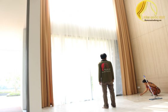 Rèm thông minh tự động điều chỉnh ánh sáng cho phòng khách