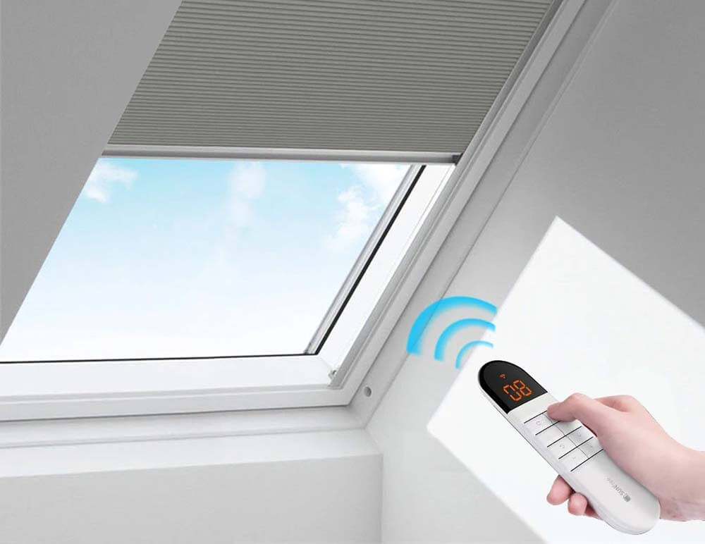 rèm giếng trời điều khiển từ xa lắp trên mái kính